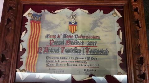 Placa en el premi