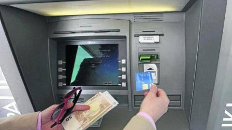 home traent diners d'un caixer