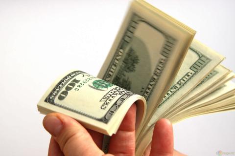 image d´una ma passant billets