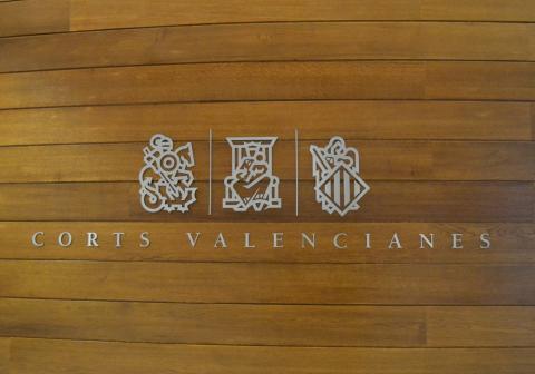 Logotip de les Corts Valencianes en la sala del consistori
