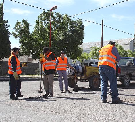 Obrers treballant en unes obres publiques